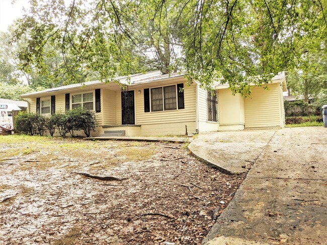 Building Photo - 1144 Regis Rd SE