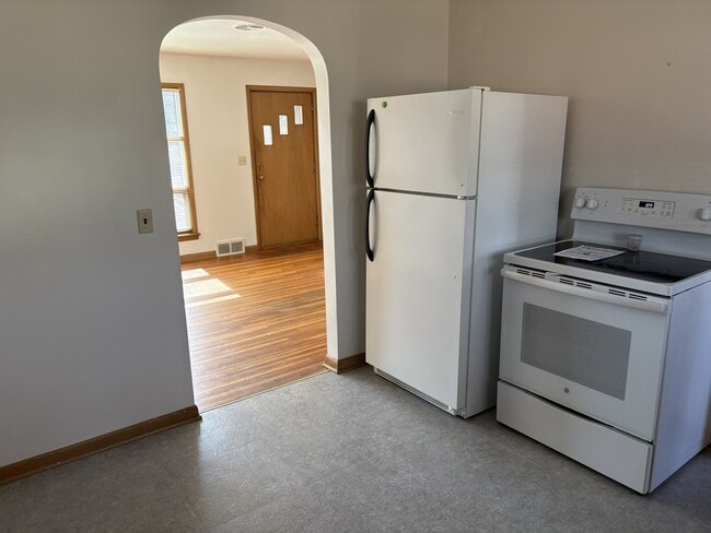 Photo - 326-328 E McPherson