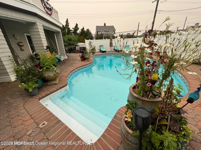 Photo - 106 Mathis Pl