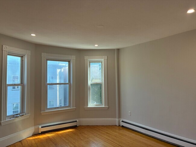 Building Photo - 22 Howell St Unit 3