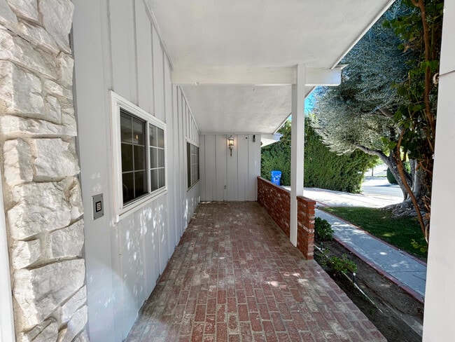 Front Porch - 24507 Hatteras St