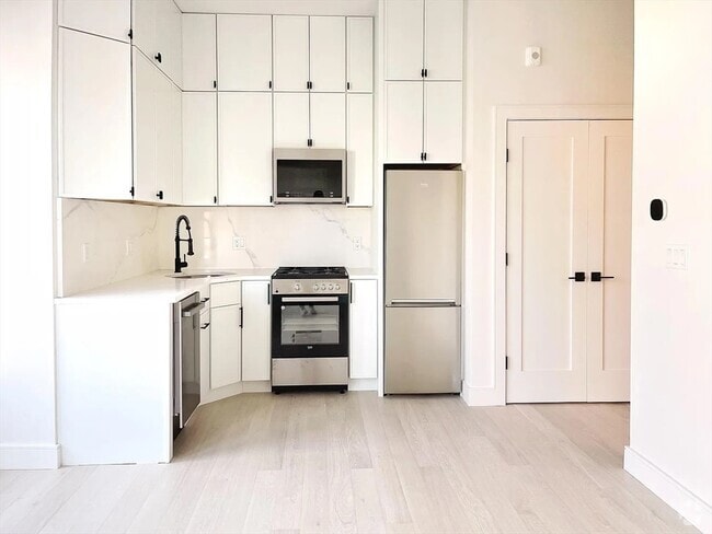 Building Photo - 173 Maverick St Unit 204 Rental