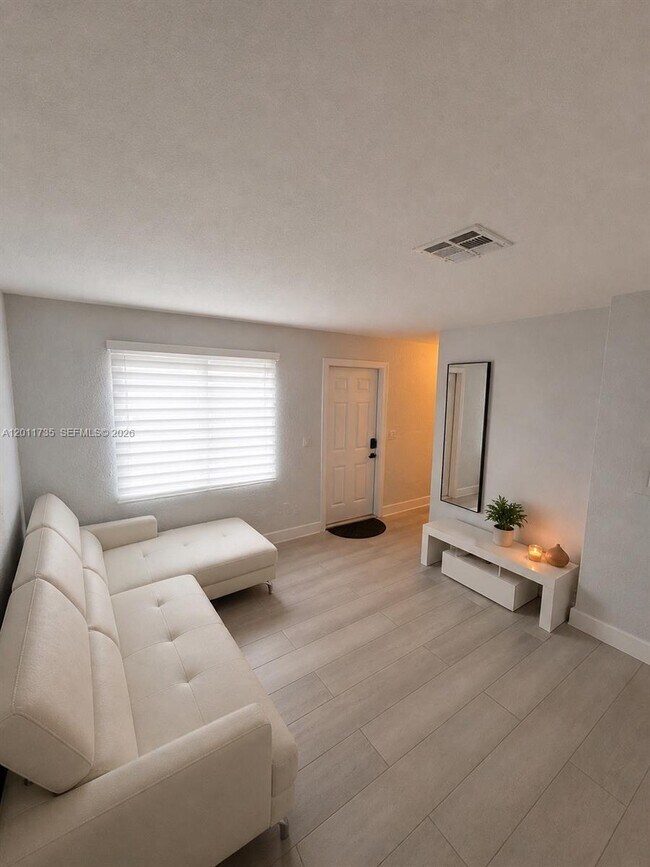 Building Photo - 1032 NW 6th Ave Unit 2