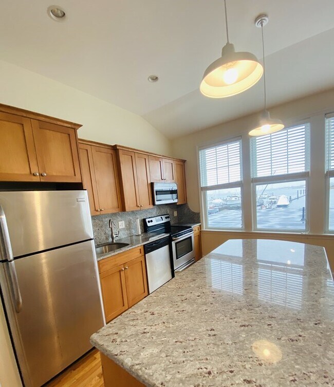 Building Photo - 554 Pleasant St Unit #2 Rental