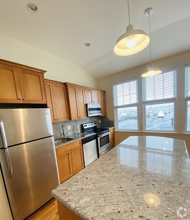 Building Photo - 554 Pleasant St Unit #2 Rental