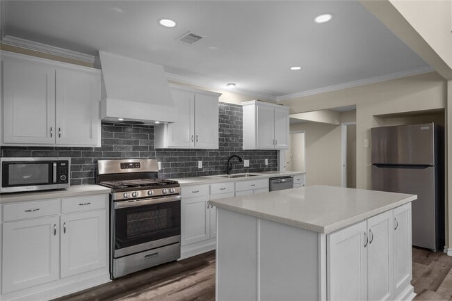 Photo - 1909 16th Ave N