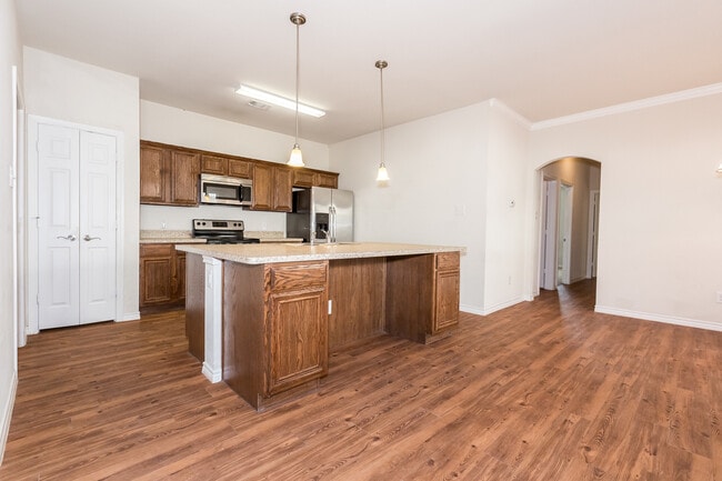 Photo - Great 3 bed/2 bath Home Backing onto Holland Park Recreation Area/Trail!!