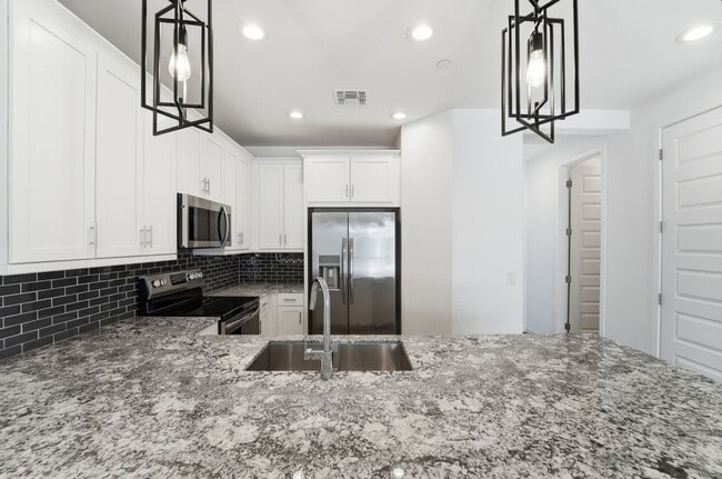 Building Photo - Like Brand New Luxurious Modern 3 Bedroom 2 Bath Townhome in Warner Meadow – Rare Rental Opportun...
