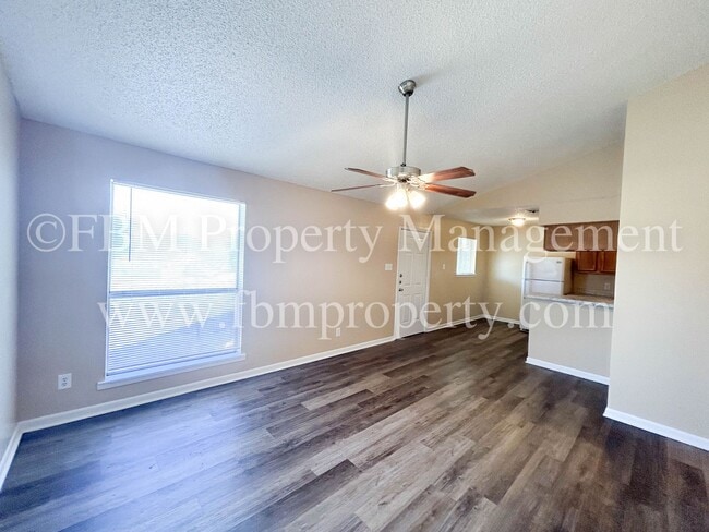 Building Photo - 608-B Walter Stephenson - Downstairs 2 Bed... Unit 608B Rental