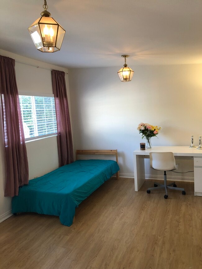 Building Photo - 14548 Killion St Unit Studio Guest House