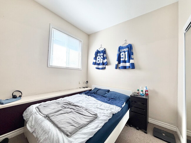 Photo - 6 BED - 2 BATH - LONDON - FULL HOUSE - STUDENT RENTAL ONLY