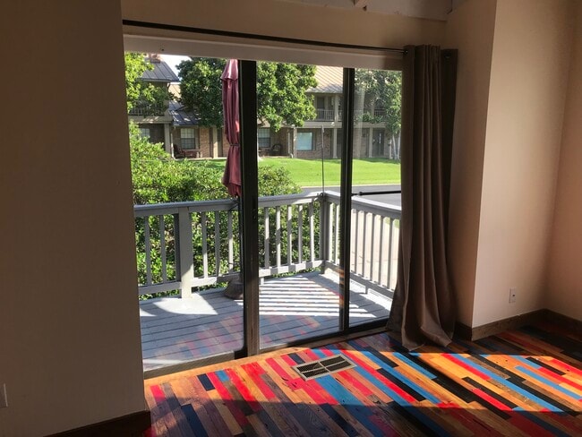 El salón se abre a un balcón - 207 Hi Cir N