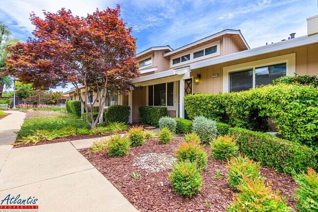 Building Photo - Lovely Townhouse | Loft | A/C | Desirable ...