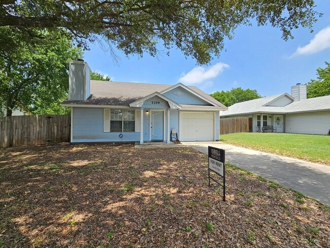 Building Photo - HUGE RENT REDUCTION & READY FOR MOVE-IN!