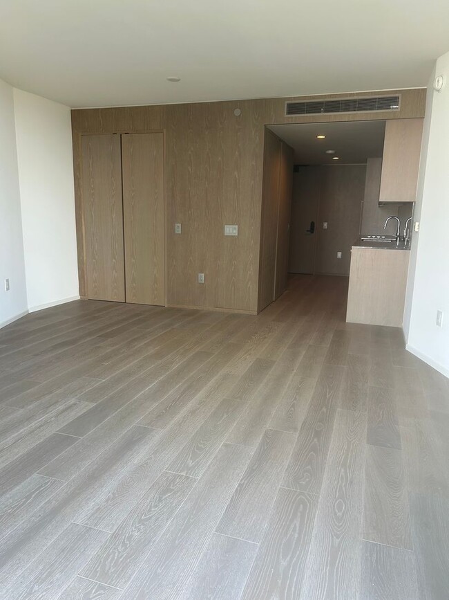 Building Photo - Luxury Unfurnished Studio with 1 Parking
