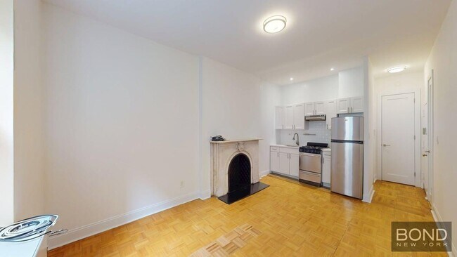 Building Photo - 147 E 72nd St Unit 4R Rental