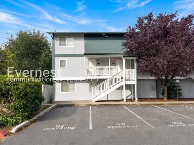 Building Photo - 2 Bed, 1.5 Bath Condo with Off-Street Parking / Available Now! Unit Apartment E206