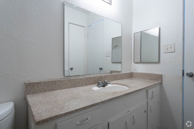 1 BR, 1 BA - 836 SF
