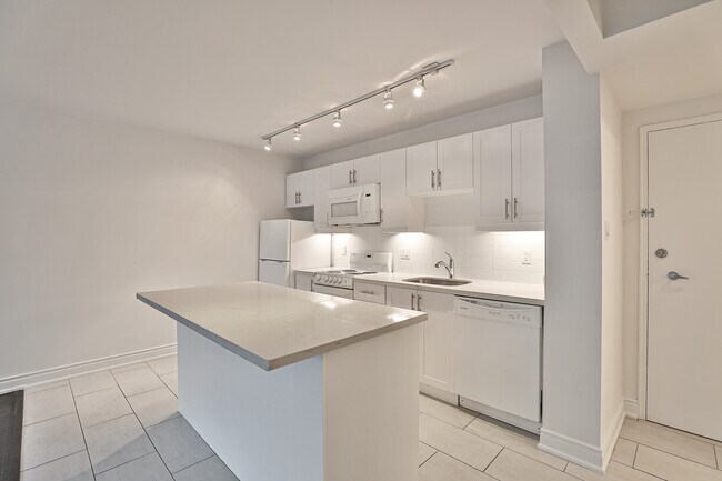 1-Bed Open Concept - 637SF