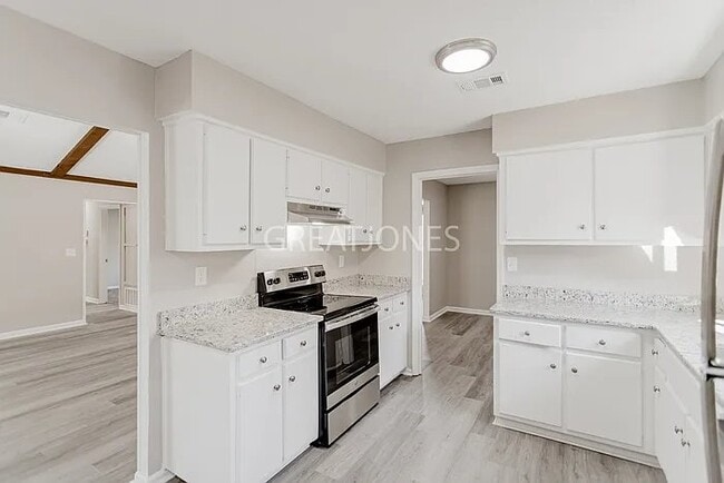 Photo - 1452 Foxcroft Loop