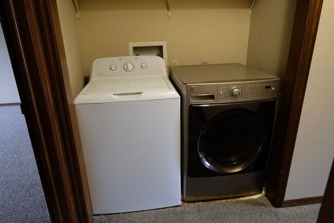 Photo - Full Featured Upper 2 Bed, 2 Bath, Garage and Pool Unidad 2010 #3