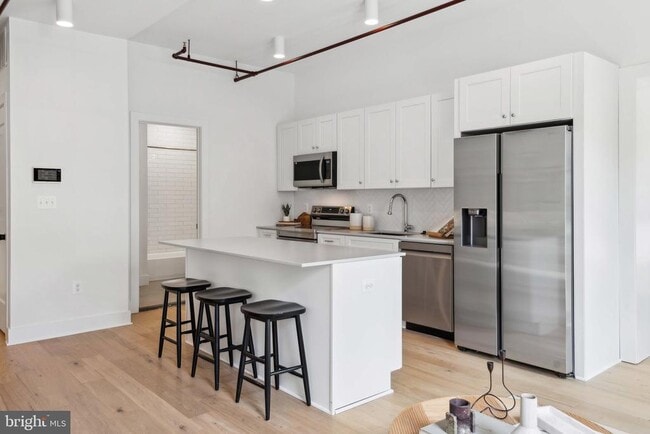 Building Photo - 901 King St Unit 102