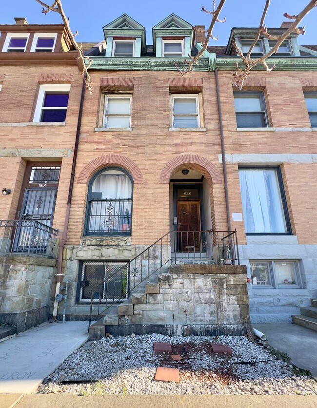 Building Photo - 1611 St Paul St Unit 3rd Floor