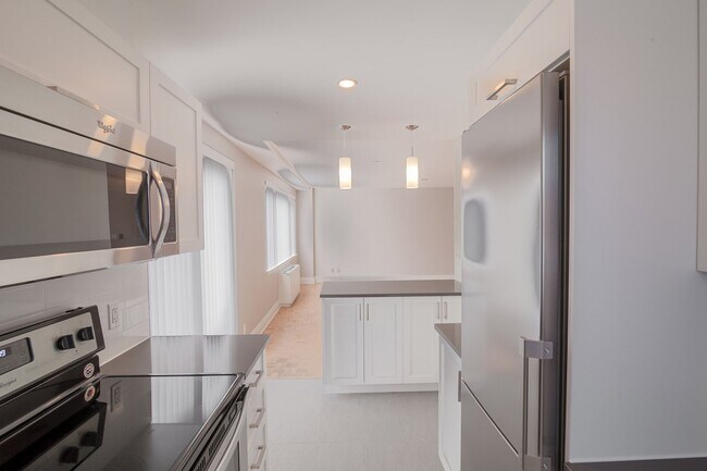 Building Photo - 4555 Av. Bonavista Unit 416