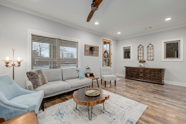 Photo - 618 W Poplar St