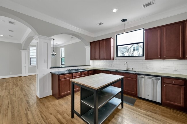 Building Photo - 910 W 20th St Rental