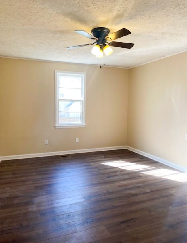 Photo - 3 Bed 2 Bath in Oxford!