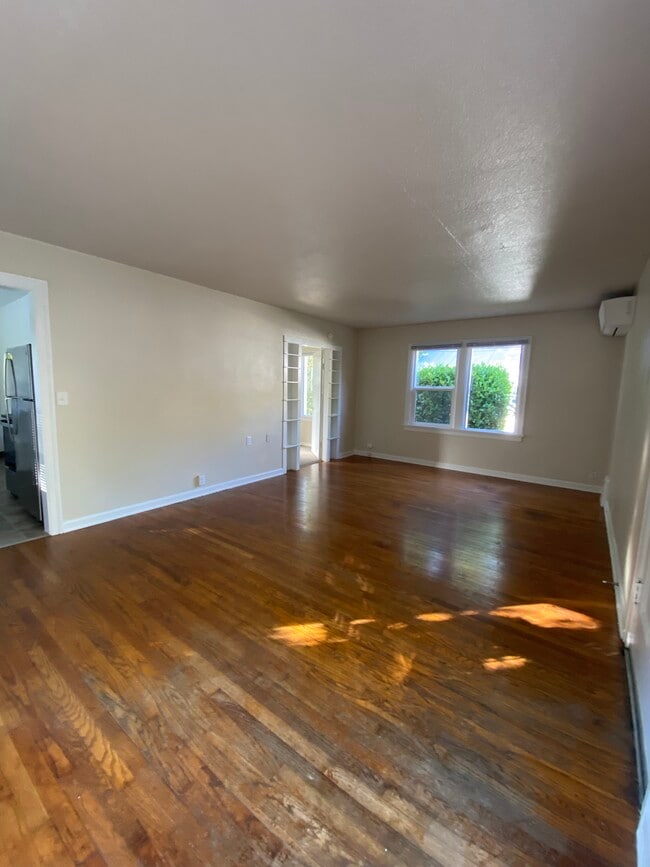 1035 1/2 16th St NE