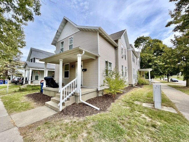 Building Photo - 538 Fremont Ave NW Unit 2nd 869