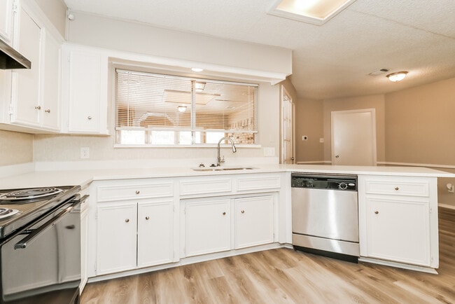 Photo - 4801 Applewood Rd