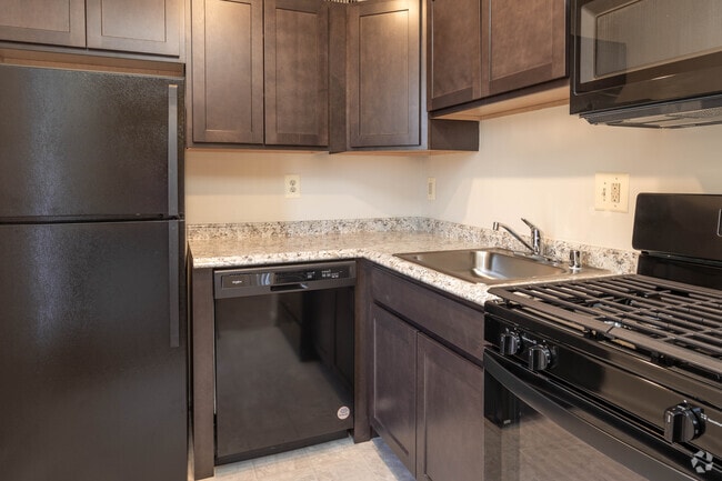 1BR, 1BA 629 SF - Kitchen
