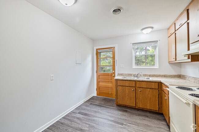 2BR, 1BA - 706SF - Traditional - Kitchen