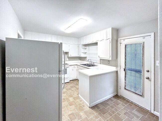 Photo - 333 Robertson Ave