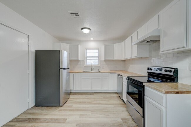 Photo - 5 bed, 1 bath home in Noble, OK