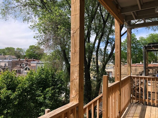 Building Photo - Sun-drenched Roscoe Village Unit 3506-3