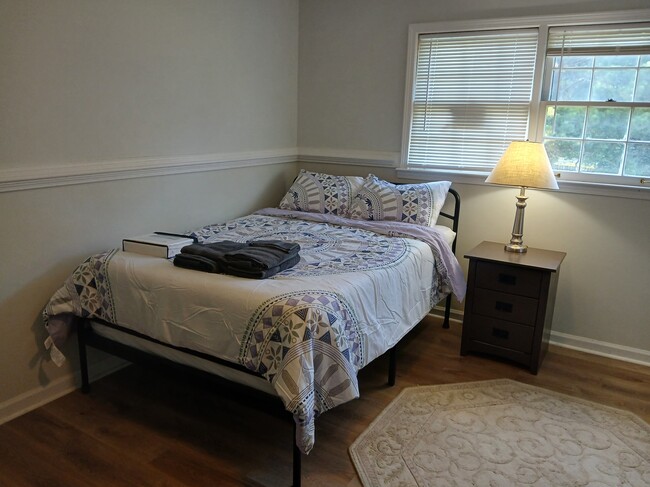 Room B - Full-bed/nightstand
