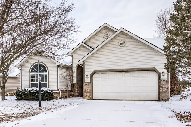 Building Photo - 5886 Hollow Oak Trail Rental