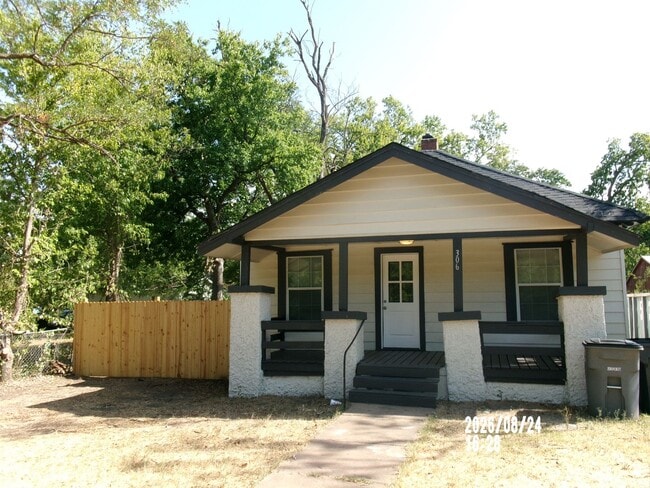 Building Photo - 306 NW Bell Ave