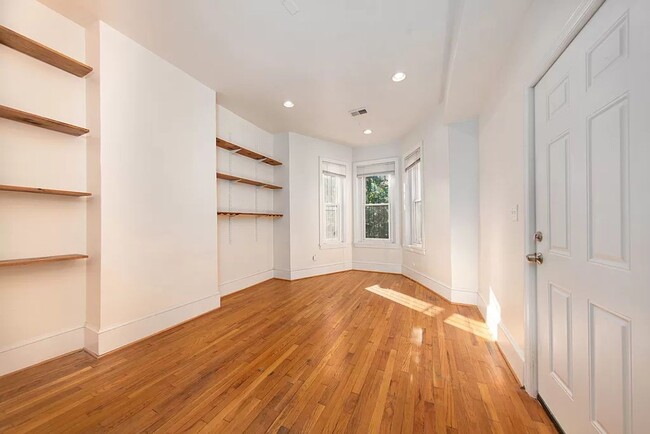 Charming 2br/1ba Near U St/Shaw with Parking! - Charming 2br/1ba Near U St/Shaw with Parking! Condo Unit 1