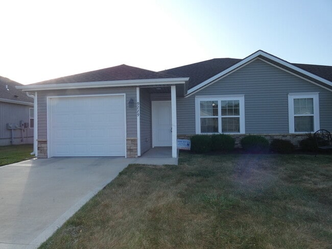 Building Photo - Beautiful Town Home