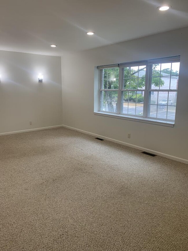 Building Photo - 144 Lake Shore Rd Unit 1 Rental