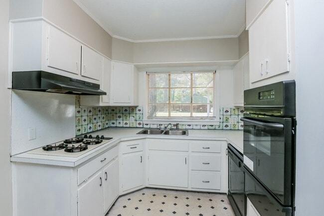 216 Cedarhurst Dr