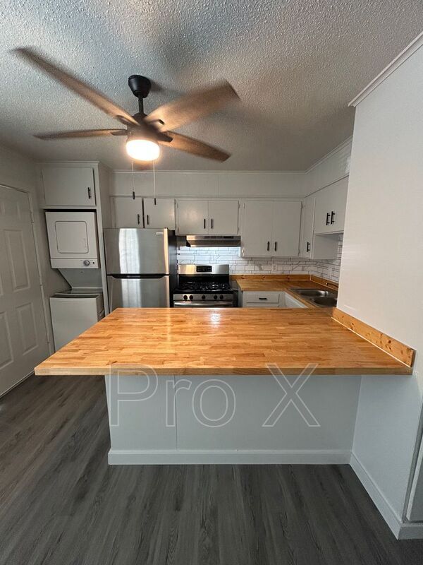 Photo - 969 W Holly St