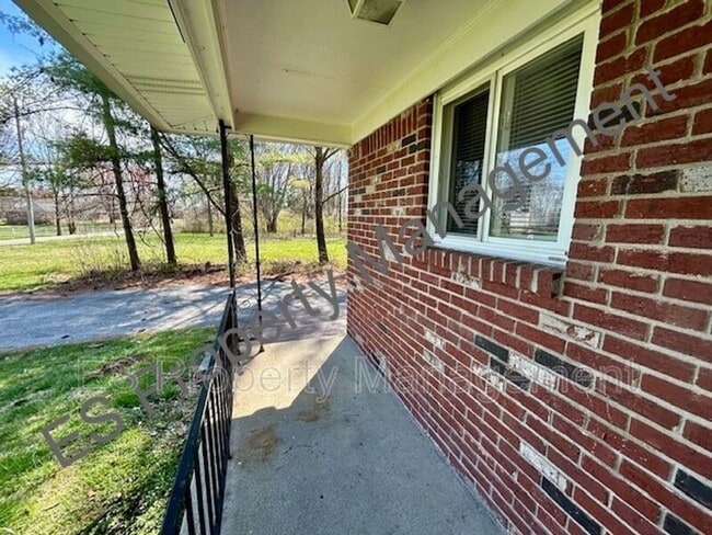 Photo - 2464 Tansel Rd