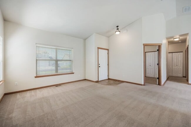 Photo - 3 bed 2 bath Crown Pointe Neighborhood wit...
