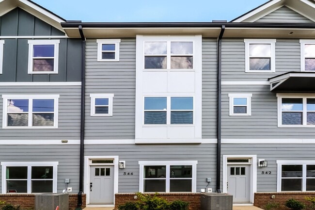 Building Photo - Beautiful 3BR 3.5BA Townhome w/ Full Appliance Kitchen • Garage Parking in West End